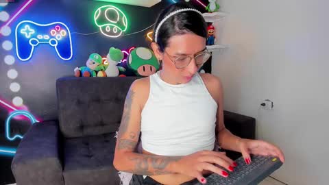lauraagomezz__ online show from 4, 3, 2025
