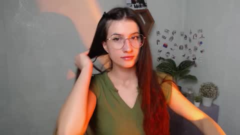 Snapshot of lauradre_ chatting on 6, 10, 2025 Laura online show from 6, 10, 2025