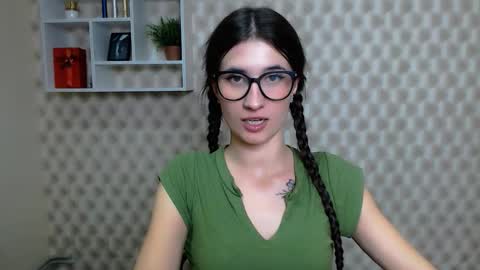 Snapshot of lauradre_ chatting on 5, 11, 2025 Laura online show from 5, 11, 2025