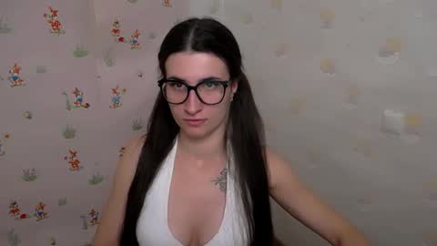 Snapshot of lauradre_ chatting on 8, 11, 2025 Laura online show from 8, 11, 2025
