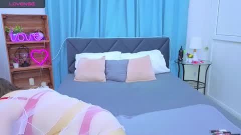 Snapshot of lauraellinss chatting on 7, 10, 2025 Laura online show from 7, 10, 2025