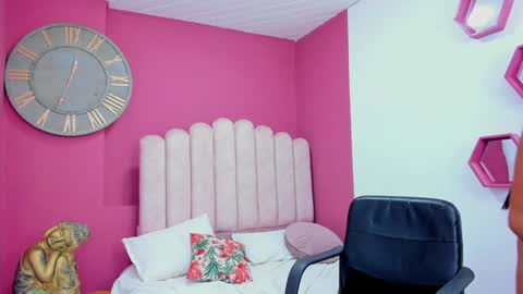 Laura Glowing online show from 3, 12, 2024