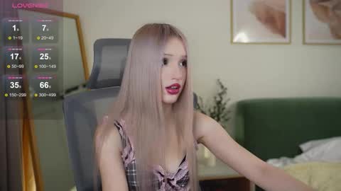 Snapshot of lauramusk chatting on 9, 10, 2025 Laura online show from 9, 10, 2025
