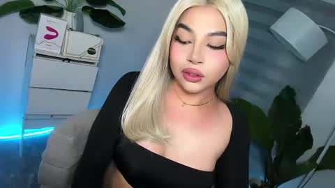 Snapshot of laurasinclair chatting on 4, 3, 2025 Your sweet Laura online show from 4, 3, 2025