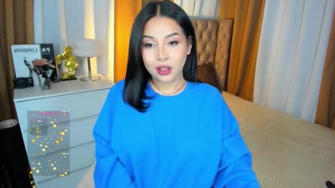 Snapshot of laurasinclair chatting on 12, 10, 2025 Your sweet Laura online show from 12, 10, 2025