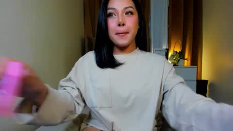 Snapshot of laurasinclair chatting on 1, 12, 2025 Your sweet Laura online show from 1, 12, 2025