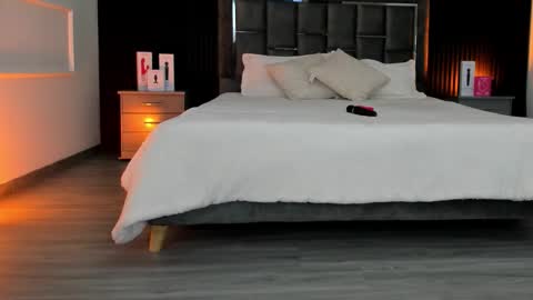 Snapshot of laureenwells chatting on 25, 11, 2025 Lauren Weels online show from 25, 11, 2025