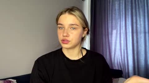Snapshot of laurineleconey chatting on 11, 6, 2026 Bella online show from 11, 6, 2026