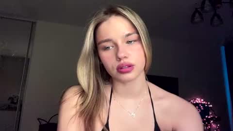 Snapshot of laurineleconey chatting on 2, 7, 2026 Bella online show from 2, 7, 2026