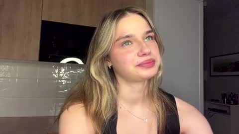 Snapshot of laurineleconey chatting on 9, 7, 2026 Bella online show from 9, 7, 2026