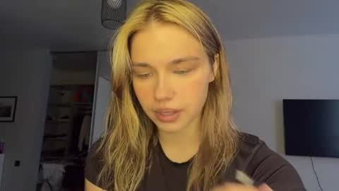 Snapshot of laurineleconey chatting on 21, 7, 2026 Bella online show from 21, 7, 2026