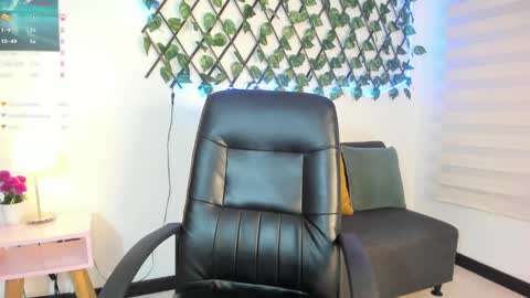 Lea Velle online show from 5, 1, 2025