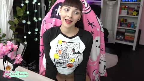 Snapshot of leahobscure chatting on 4, 10, 2025 Leah online show from 4, 10, 2025