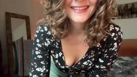 Snapshot of leahsparkles chatting on 2, 11, 2025 Leah Sparkles online show from 2, 11, 2025