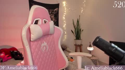 Snapshot of leamelie chatting on 15, 12, 2025 Amelia Black OF AMELIABLACK666 I lost all my thumbs up help me to get 80 online show from 15, 12, 2025