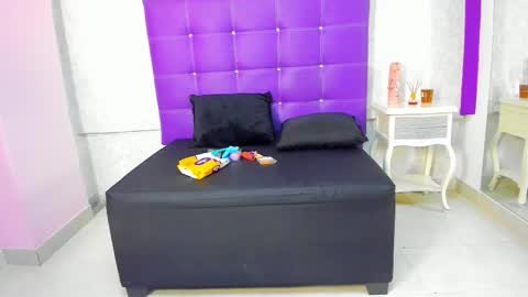 leamoreau__ online show from 30, 10, 2025