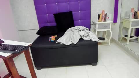 leamoreau__ online show from 15, 11, 2025