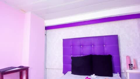 leamoreau__ online show from 25, 11, 2025