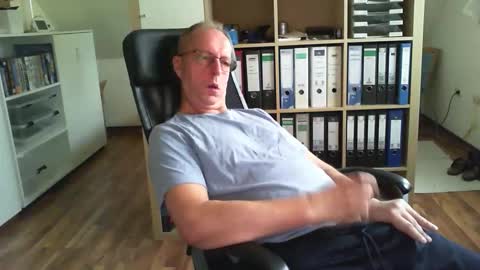 Snapshot of lefti27 chatting on 12, 10, 2025 Dave online show from 12, 10, 2025