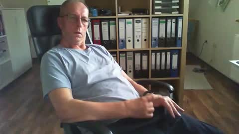 Snapshot of lefti27 chatting on 13, 10, 2025 Dave online show from 13, 10, 2025