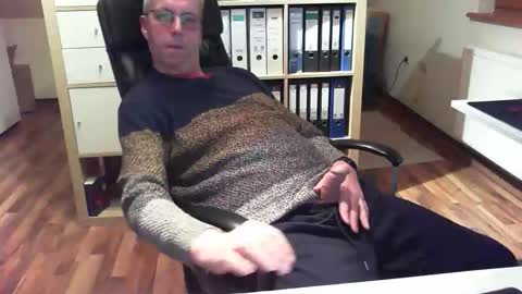 Snapshot of lefti27 chatting on 30, 10, 2025 Dave online show from 30, 10, 2025