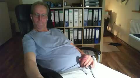 Snapshot of lefti27 chatting on 15, 11, 2025 Dave online show from 15, 11, 2025