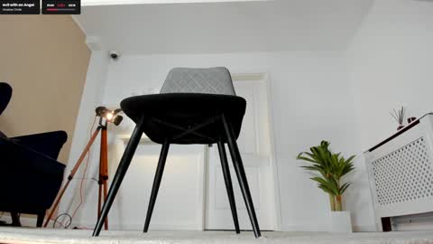 Elle  online show from 2, 2, 2025