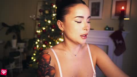 Snapshot of leonamell chatting on 20, 12, 2024 Leo online show from 20, 12, 2024