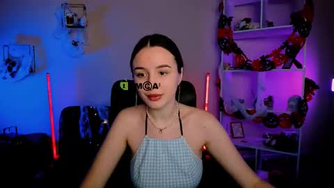 Snapshot of leslie_bird chatting on 24, 10, 2025 leslie_bird online show from 24, 10, 2025