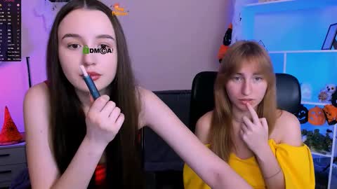 Snapshot of leslie_bird chatting on 4, 11, 2025 leslie_bird online show from 4, 11, 2025