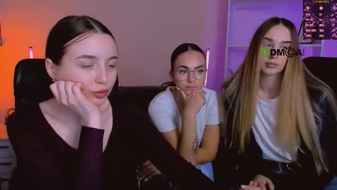 Snapshot of leslie_bird chatting on 29, 11, 2025 leslie_bird online show from 29, 11, 2025