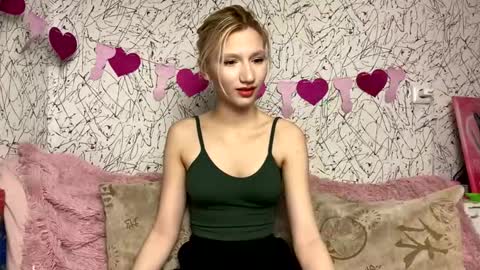 Snapshot of leyasaolee chatting on 4, 11, 2025 Leya online show from 4, 11, 2025