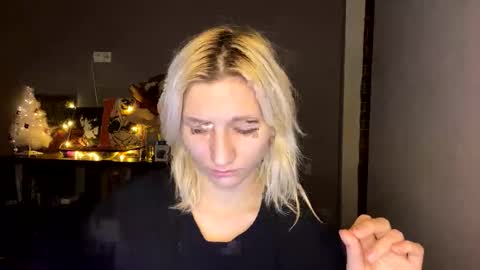 Snapshot of leyasaolee chatting on 14, 12, 2025 Leya online show from 14, 12, 2025