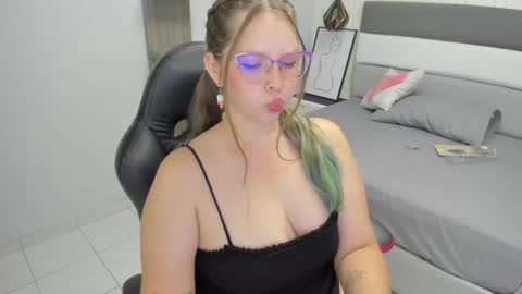 Snapshot of leynabraun chatting on 4, 3, 2025 online show from 4, 3, 2025