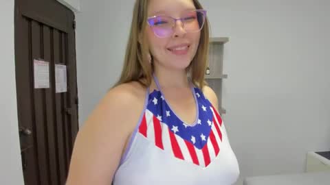 Snapshot of leynabraun chatting on 7, 3, 2025 online show from 7, 3, 2025