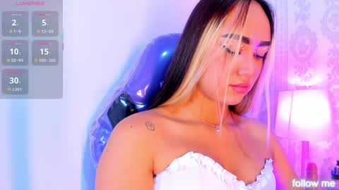 Snapshot of liaa_18 chatting on 8, 11, 2025 Liaa online show from 8, 11, 2025