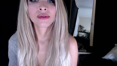 Snapshot of liadivina chatting on 8, 2, 2025 Lia Divina online show from 8, 2, 2025