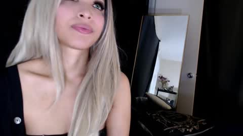 Snapshot of liadivina chatting on 18, 2, 2025 Lia Divina online show from 18, 2, 2025