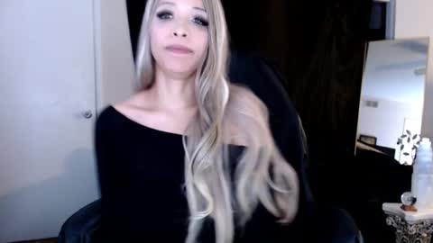 Snapshot of liadivina chatting on 11, 3, 2025 Lia Divina online show from 11, 3, 2025