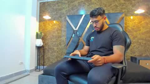 Snapshot of liam_kleiin chatting on 10, 9, 2025 LIAM KLEIN online show from 10, 9, 2025