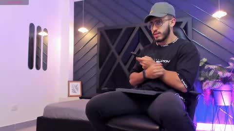 Snapshot of liam_kleiin chatting on 4, 10, 2025 LIAM KLEIN online show from 4, 10, 2025