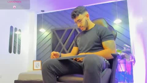 Snapshot of liam_kleiin chatting on 8, 10, 2025 LIAM KLEIN online show from 8, 10, 2025