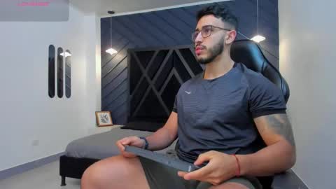 Snapshot of liam_kleiin chatting on 28, 10, 2025 LIAM KLEIN online show from 28, 10, 2025