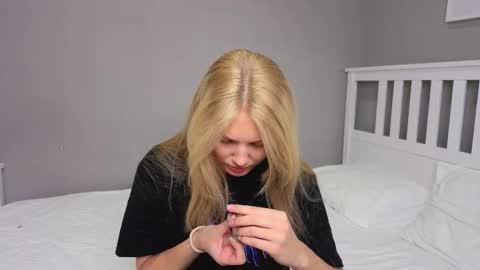Snapshot of lil_tasty33 chatting on 17, 10, 2025 Emma online show from 17, 10, 2025