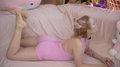 Snapshot of lil_tweety chatting on 21, 11, 2025 Rina online show from 21, 11, 2025