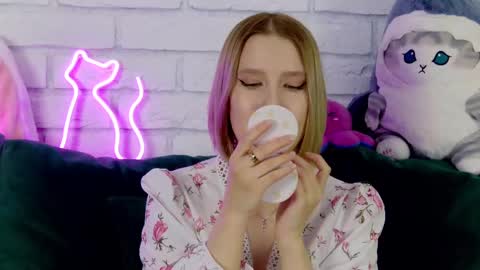 LiliLinn online show from 12, 3, 2025