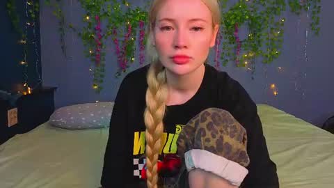 Snapshot of lillie_berry chatting on 19, 7, 2026 lillie_berry online show from 19, 7, 2026