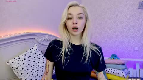 Snapshot of lillimooore chatting on 23, 1, 2025 LilliMoore online show from 23, 1, 2025