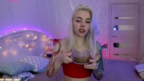 Snapshot of lillimooore chatting on 27, 9, 2025 LilliMoore online show from 27, 9, 2025