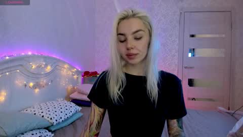 Snapshot of lillimooore chatting on 6, 10, 2025 LilliMoore online show from 6, 10, 2025